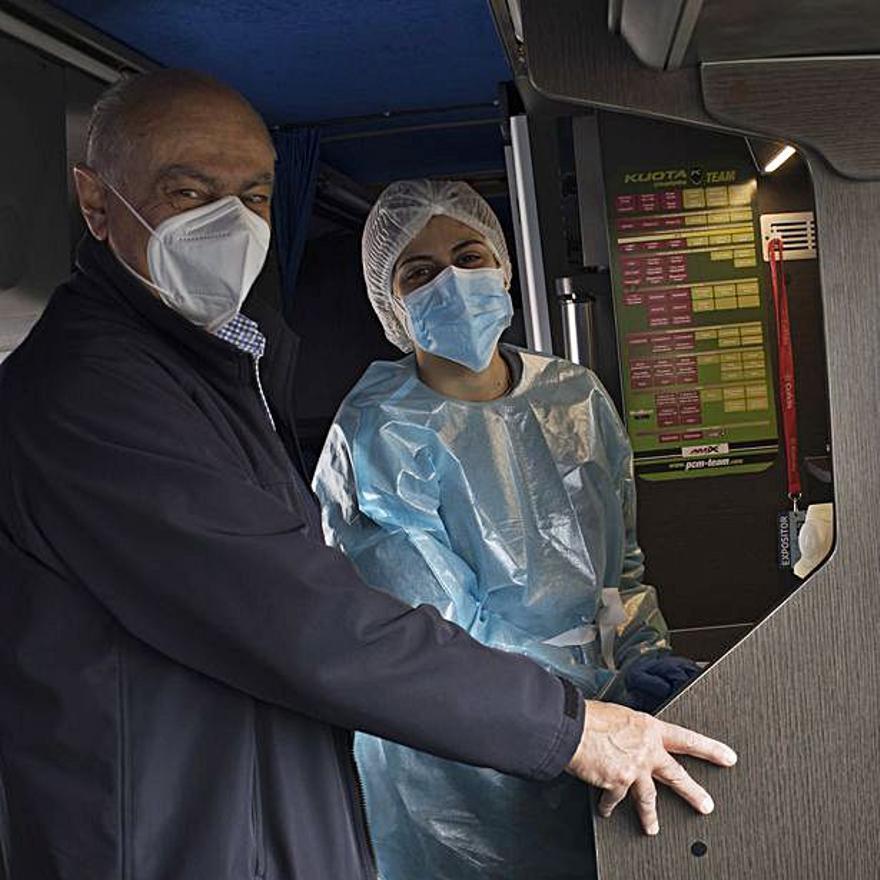 El médico Santiago Zubizarreta y la enfermera Laura Alonso Buitrón, en el autobús, realizando una de las pruebas de test rápido