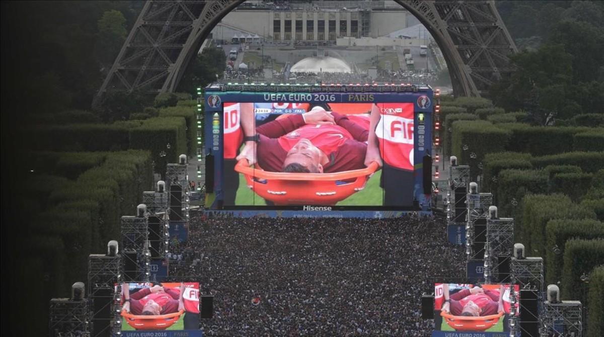 marcosl34657578 topshot   people watch on a giant screen the euro 2016 footb160711004705