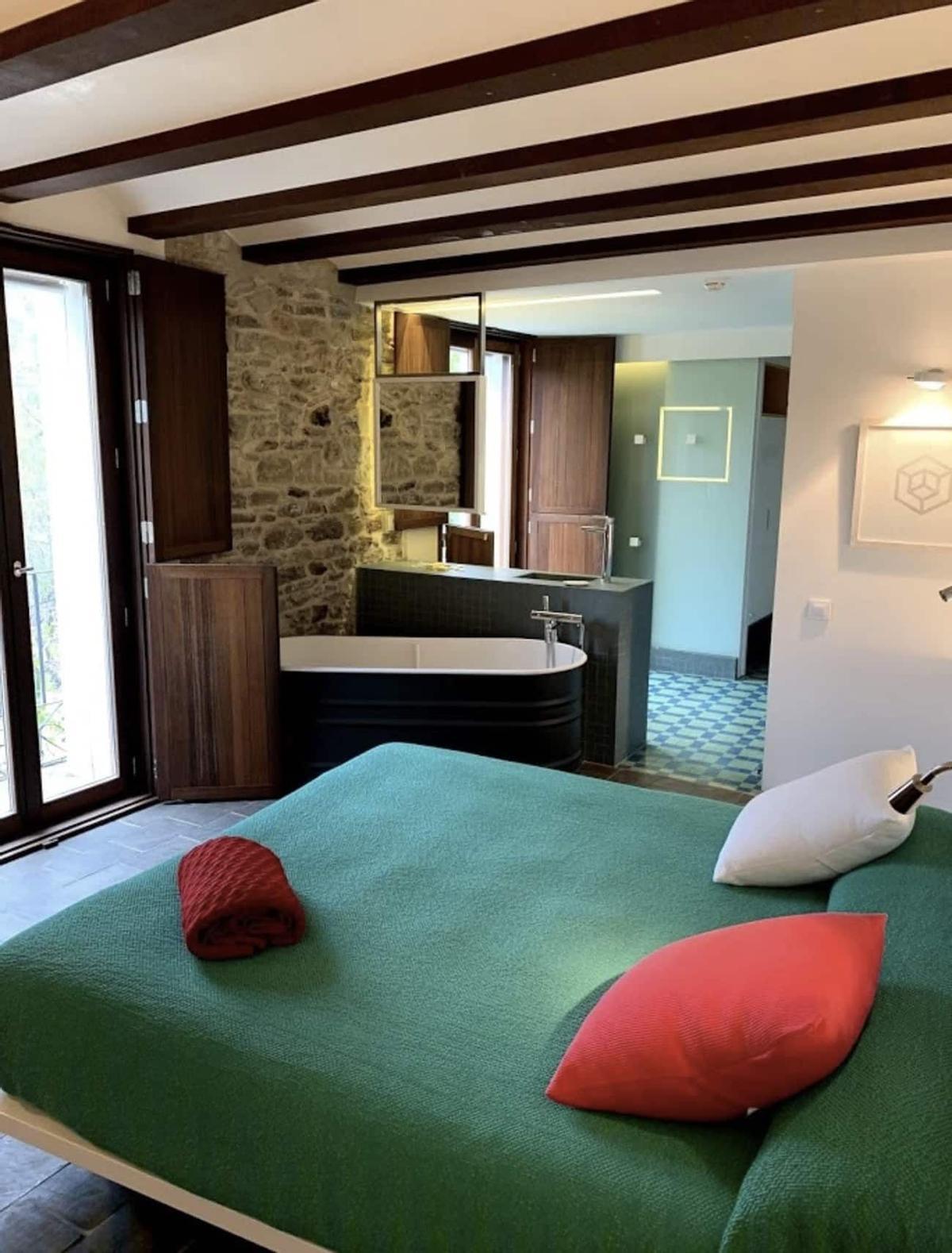 Una de las diez habitaciones del hotel, cada una dicorada por un artista contemporáneo.