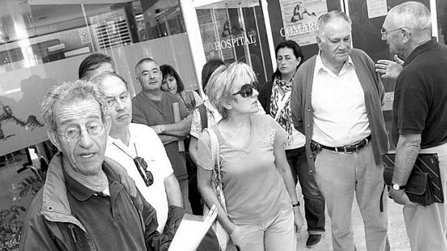 Agustín López-Rivas, a la izquierda, junto a otros miembros de la plataforma, ayer, en el Hospital de Arriondas.