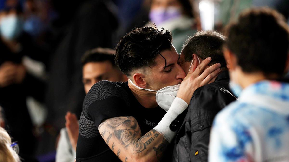 Cárdenas se funde en un abrazo con su padre después de finalizar el encuentro ante el Athletic