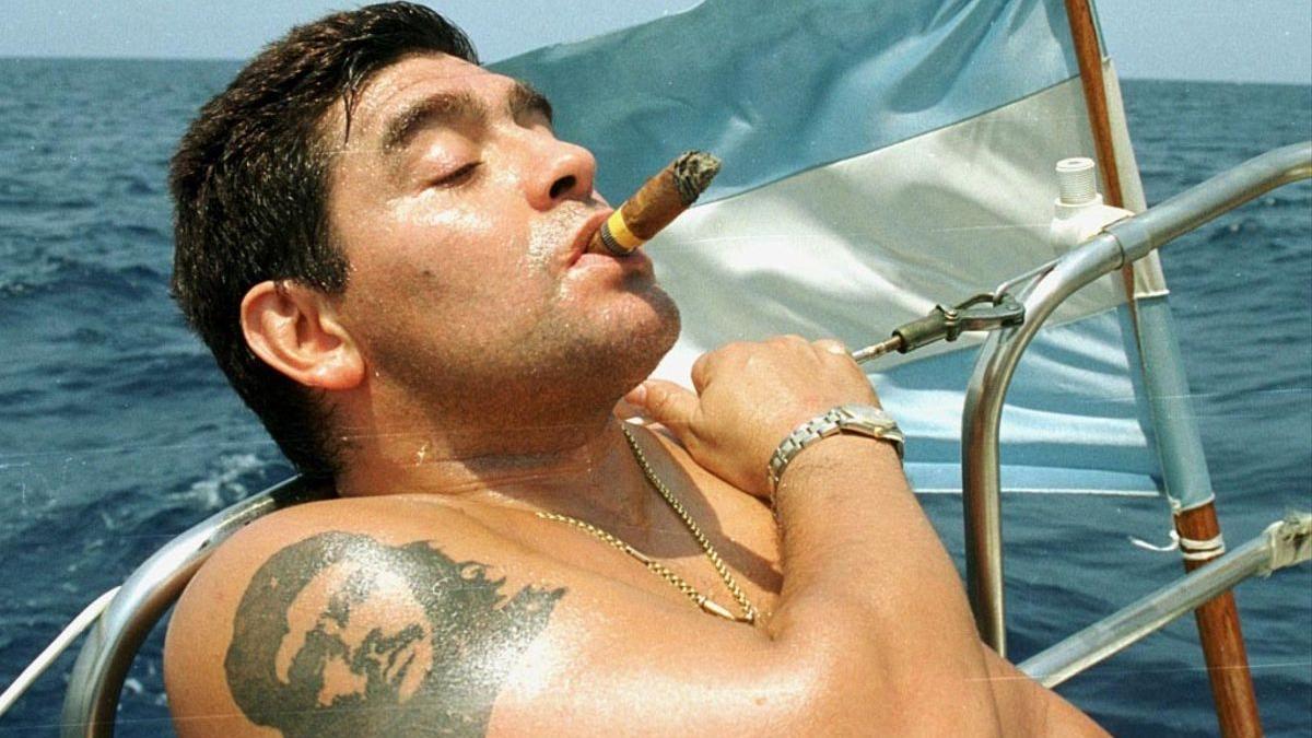 Diego Armando Maradona, fumando un puro en un barco