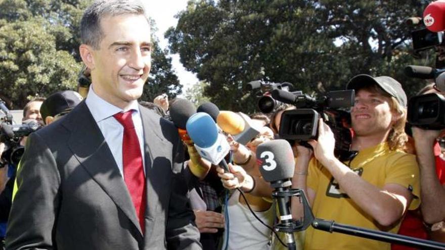 Costa atiende a los medios tras declarar en mayo de 2009 por los trajes de Gürtel.