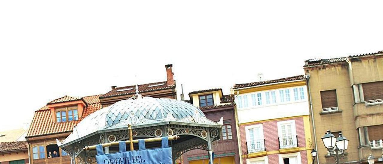 Desfile de cofradías gastronómicas durante la Fiesta del Sabadiego de Noreña, en una edición pasada.