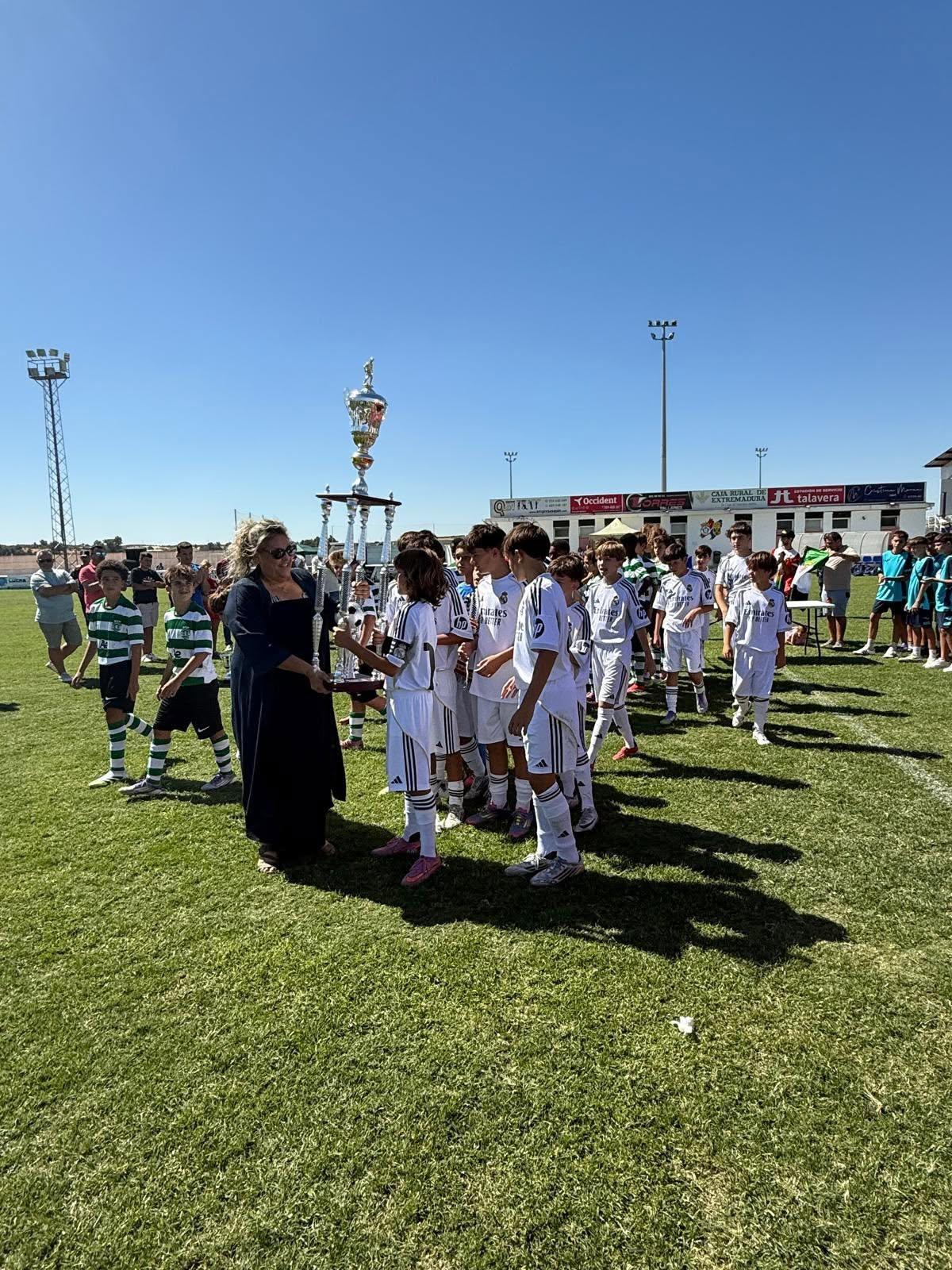 La alcaldesa entrega el trofeo al ganador de la pasada edición.