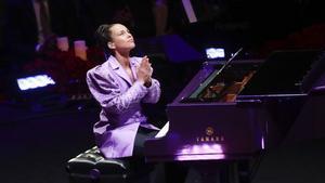 Alicia Keys terminó con gestos de agradecimiento, miró hacia arriba y expresó su amor a la viuda.