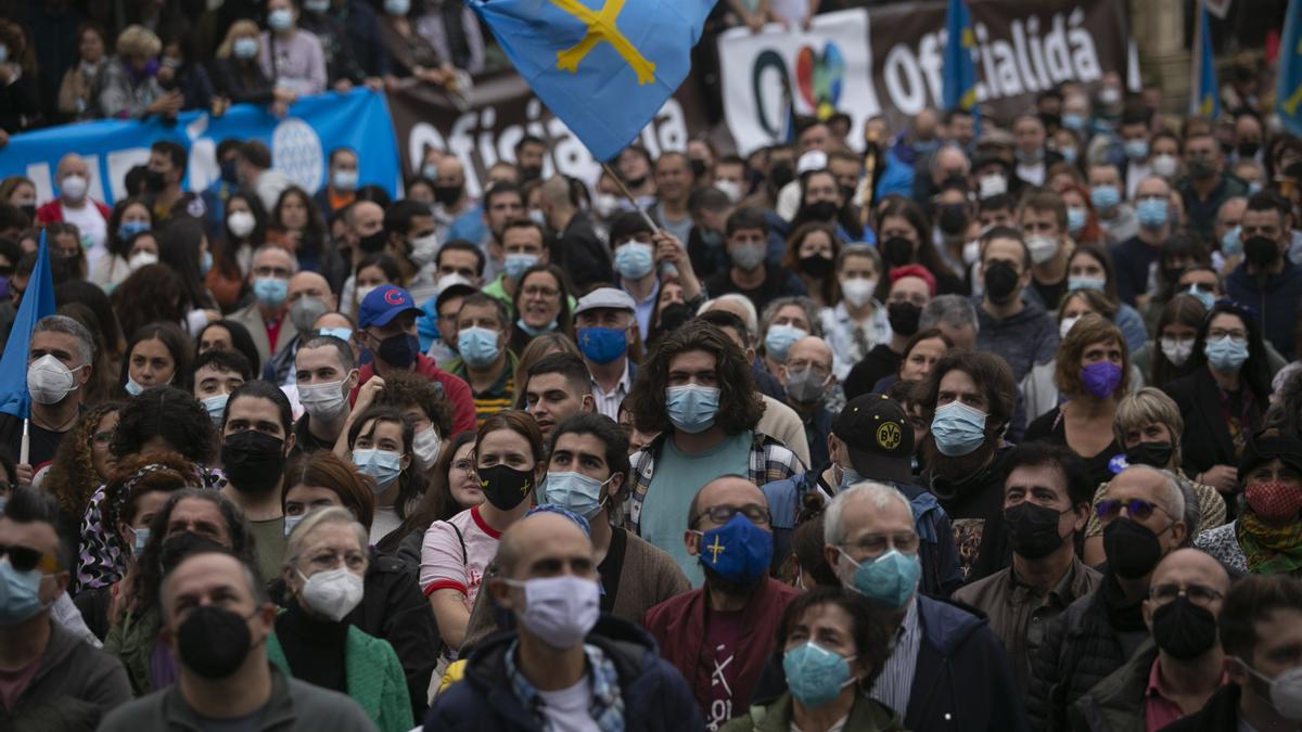 Los partidarios de la cooficialidad del asturiano se manifiestan en Oviedo