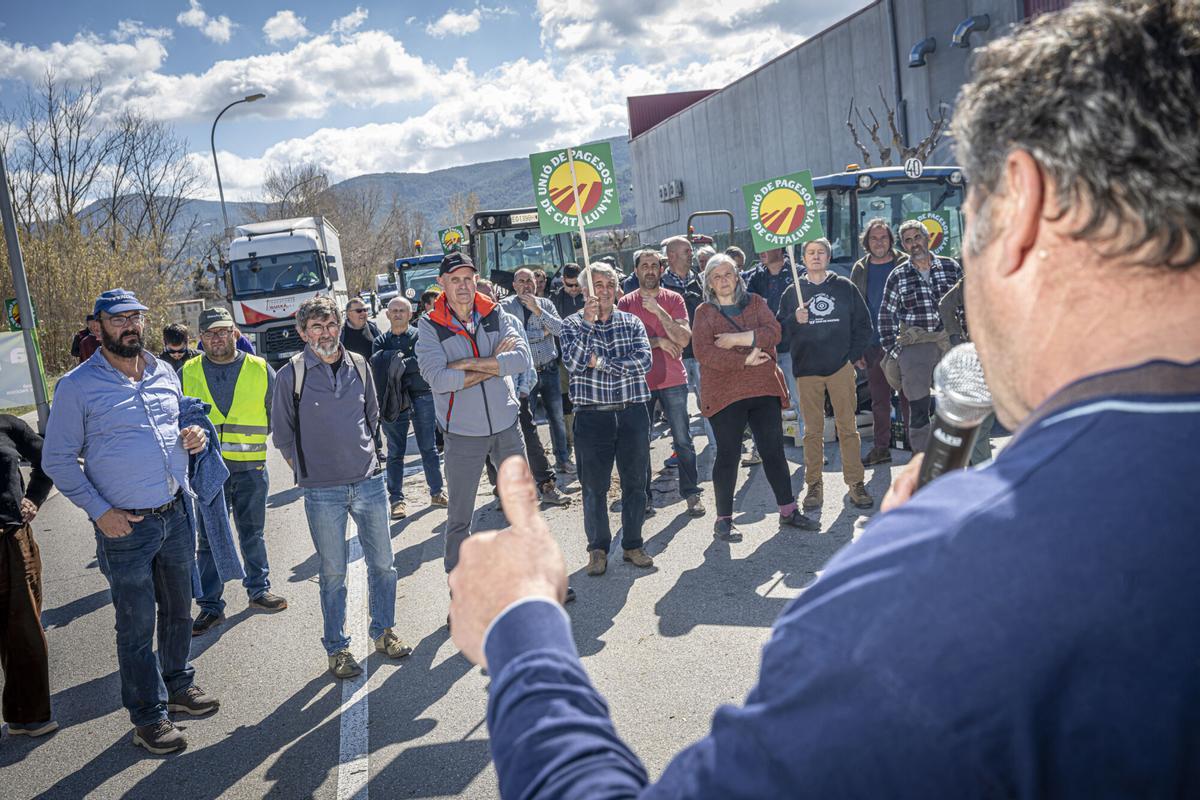 Afiliats d’Unió de Pagesos en una protesta contra la gran distribució, portada a terme el 2024 a Sant Sadurní d’Anoia.