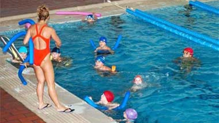 La lista de espera de la piscina cubierta supera las 100 personas