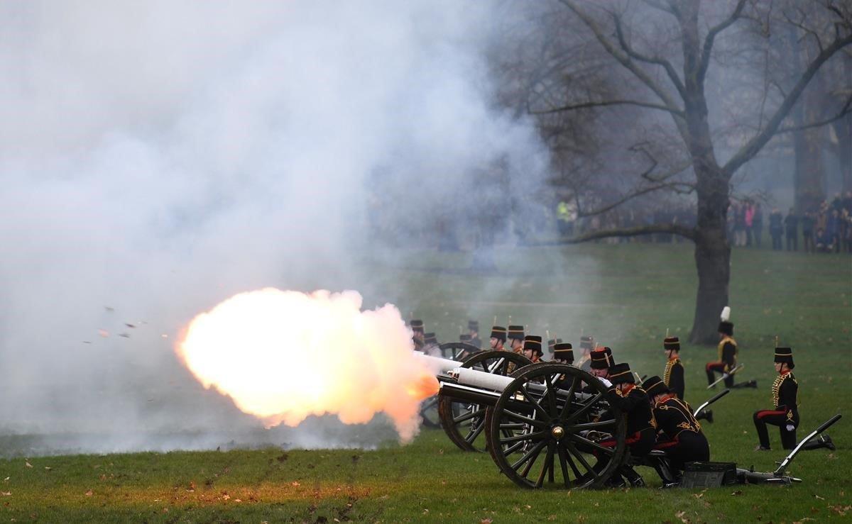 La Tropa Real de Artillería Montada dispara salvas de cañón para celebrar los 67 años de reinado de Isabel II, este miércoles, en el céntrico Green Park de Londres, Reino Unido.