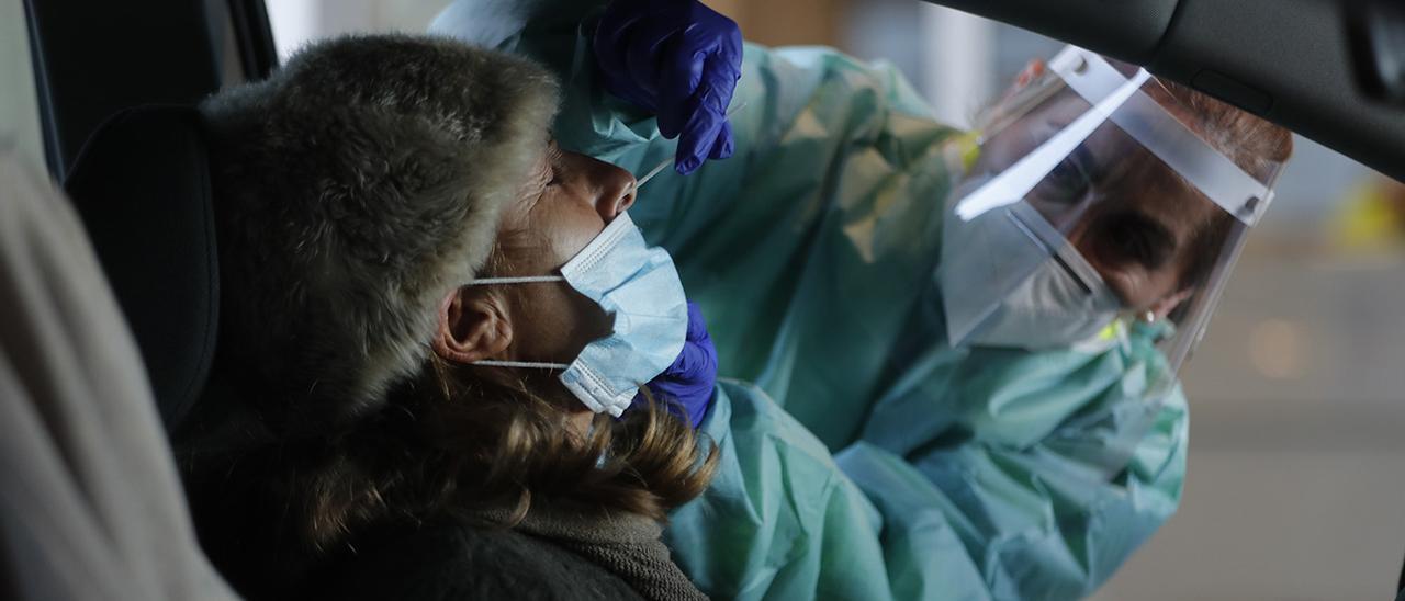 Una sanitaria realiza una prueba en el COVID Auto del hospital Meixoeiro de Vigo. / Ricardo Grobas