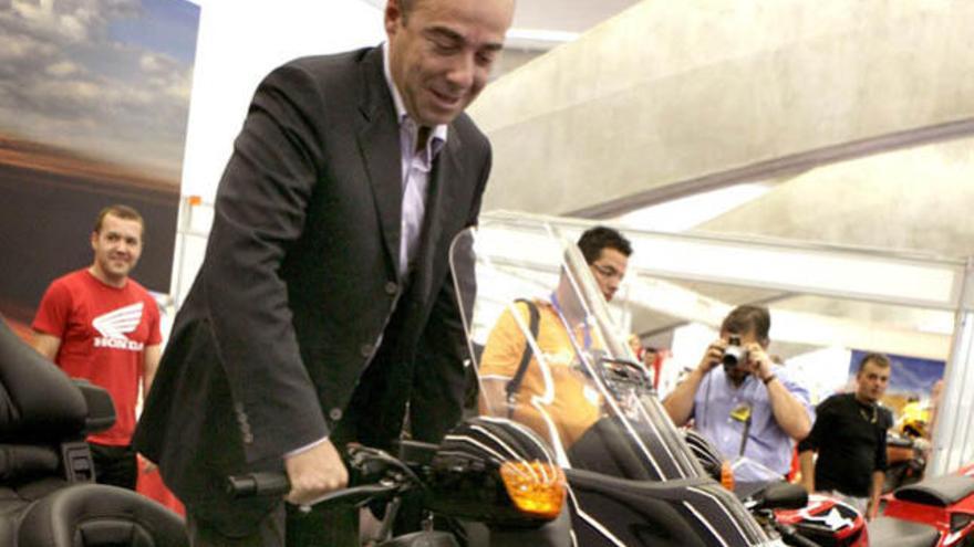 El ex alcalde de Santa Cruz de Tenerife, Miguel Zerolo, en una feria de motocicletas. i LP/DLP