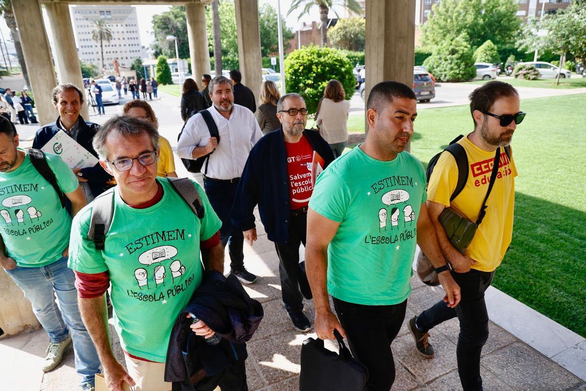 Representantes de los sindicatos de Educación a su llegada a la mesa de negociación
