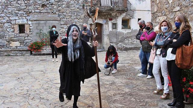 El grupo Teatro Donrondón de Biescas dio a conocer la historia de la bruja Mahud. | COMARCA ALTO GÁLLEGO