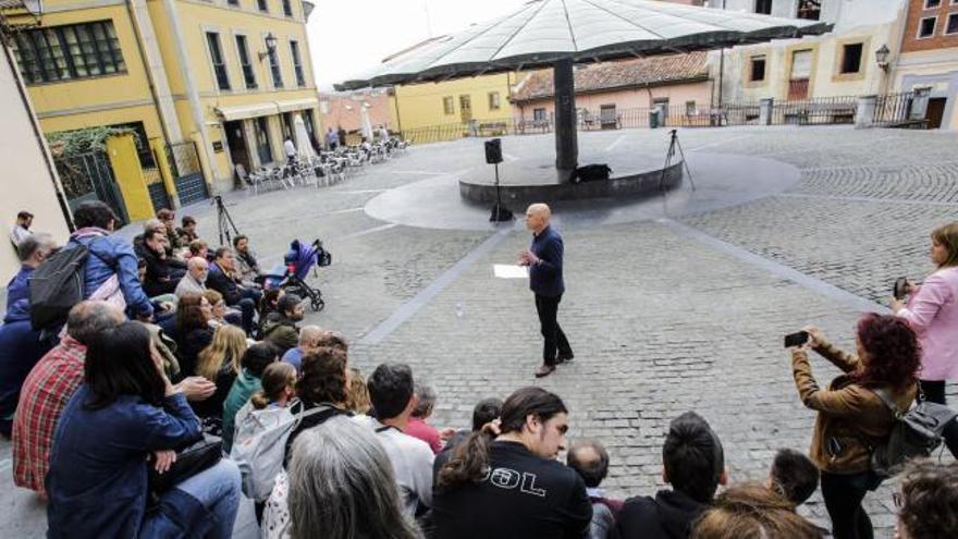 Una clase callejera con los profesores como alumnos