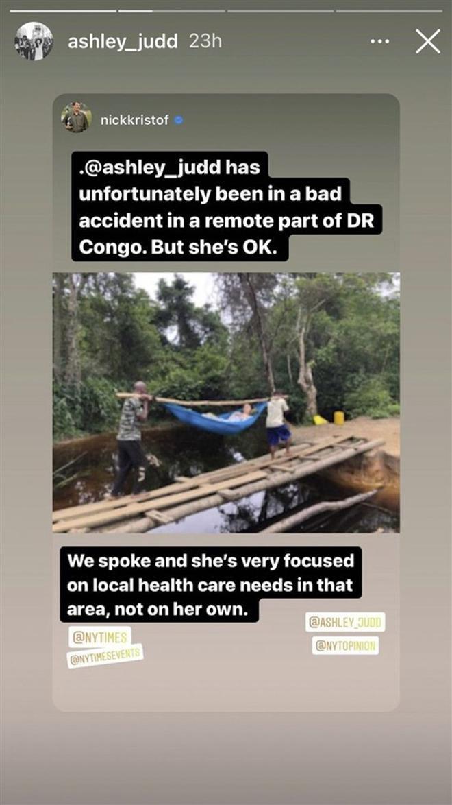 Ashley Judd es trasladada en hamaca a un hospital