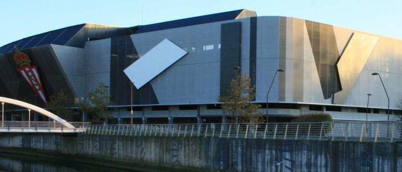 El estadio de El Molinón, con la esquina noroeste en el centro de la imagen.