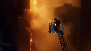 El bombero que confinó a la familia en el incendio de Campanar: "Revisé el piso y no había humo. Estaban muy asustados, pero era lo más seguro y les dije que se quedasen ahí"