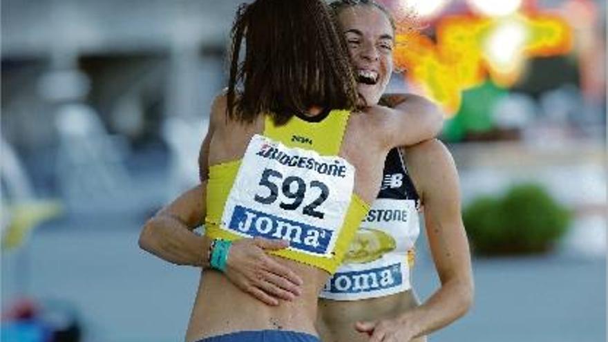 Esther Guerrero és felicitada per Isabel Macías després de guanyar l&#039;or en els 800 metres llisos.