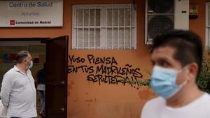 Dos personas esperan en un centro de salud de Carabanchel,  uno de los barrios más afectados por el coronavirus.