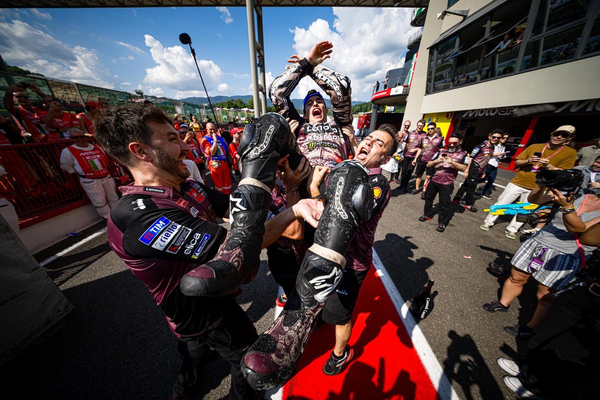 Así empezó todo, con los mecánicos de Marc Márquez pillándole por los pies.
