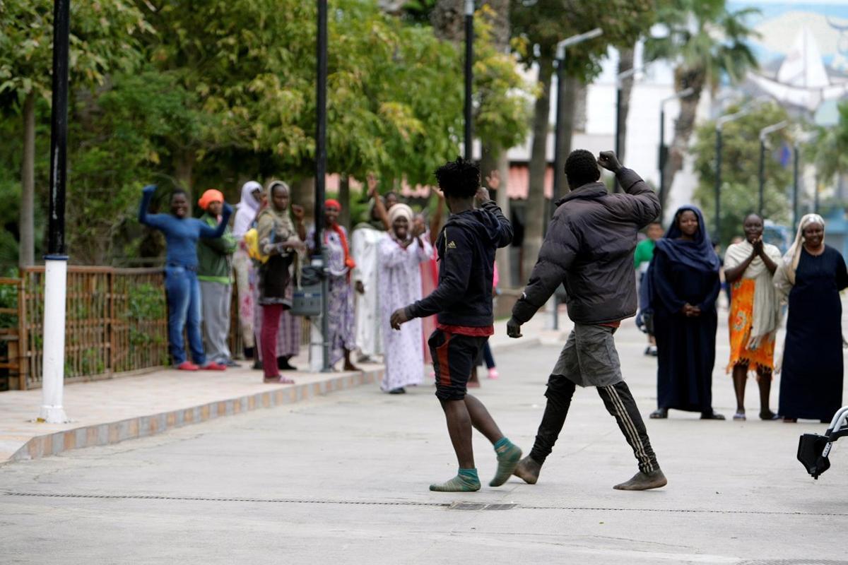 GRAF9240. MELILLA, 12/05/2019.- Dos de los 52 inmigrantes que han accedido hoy a Melilla, en un salto a la valla fronteriza protagonizado por un centenar de subsaharianos, en el que se han registrado cinco heridos, cuatro de ellos agentes de la Guardia Civil, y uno de los inmigrantes ha sido detenido. EFE/F:G. Guerrero