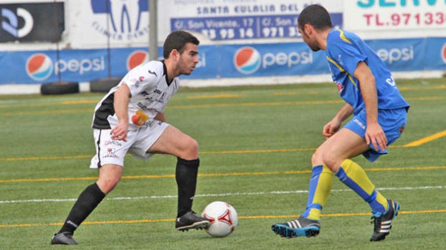 Pepe Bernal conduce el balón ante un jugador del Ciutadella en el partido de Liga jugado en marzo en Santa Eulària (3-0).