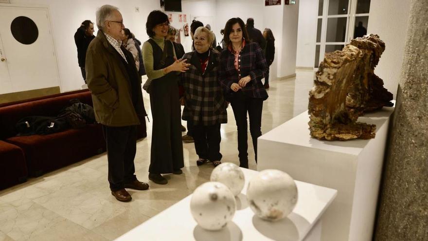 Luka Andeyro, segunda por la izquierda, frente a su obra «Esto no es cerámica, es una performance geológica», ayer, en la Casa de Cultura.  | MARCOS LEÓN
