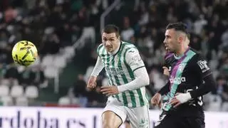 El Córdoba CF se queda sin premio en un derbi de improvisaciones ante el Málaga
