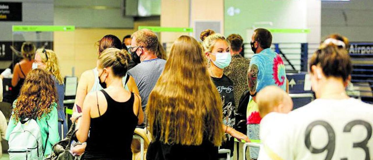 Turistas en el aeropuerto de Eivissa en agosto. | TONI ESCOBAR