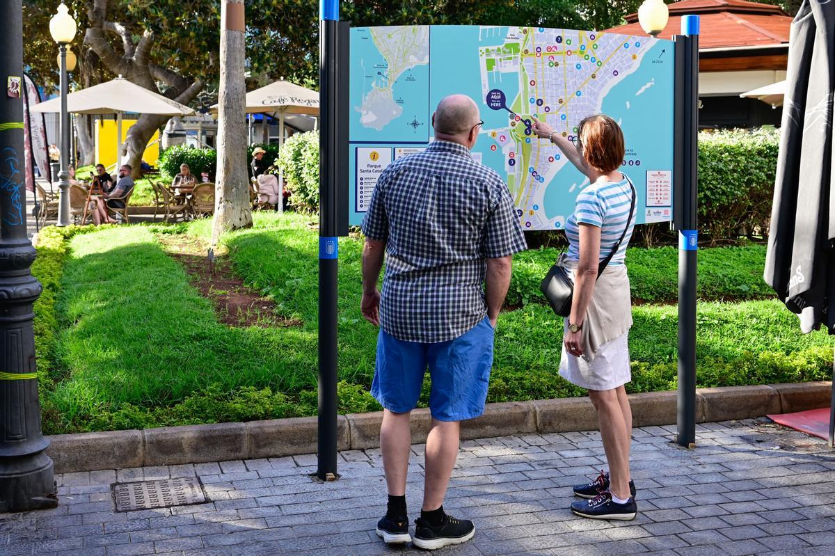 Dos visitantes consultan un mapa en Las Palmas de Gran Canaria