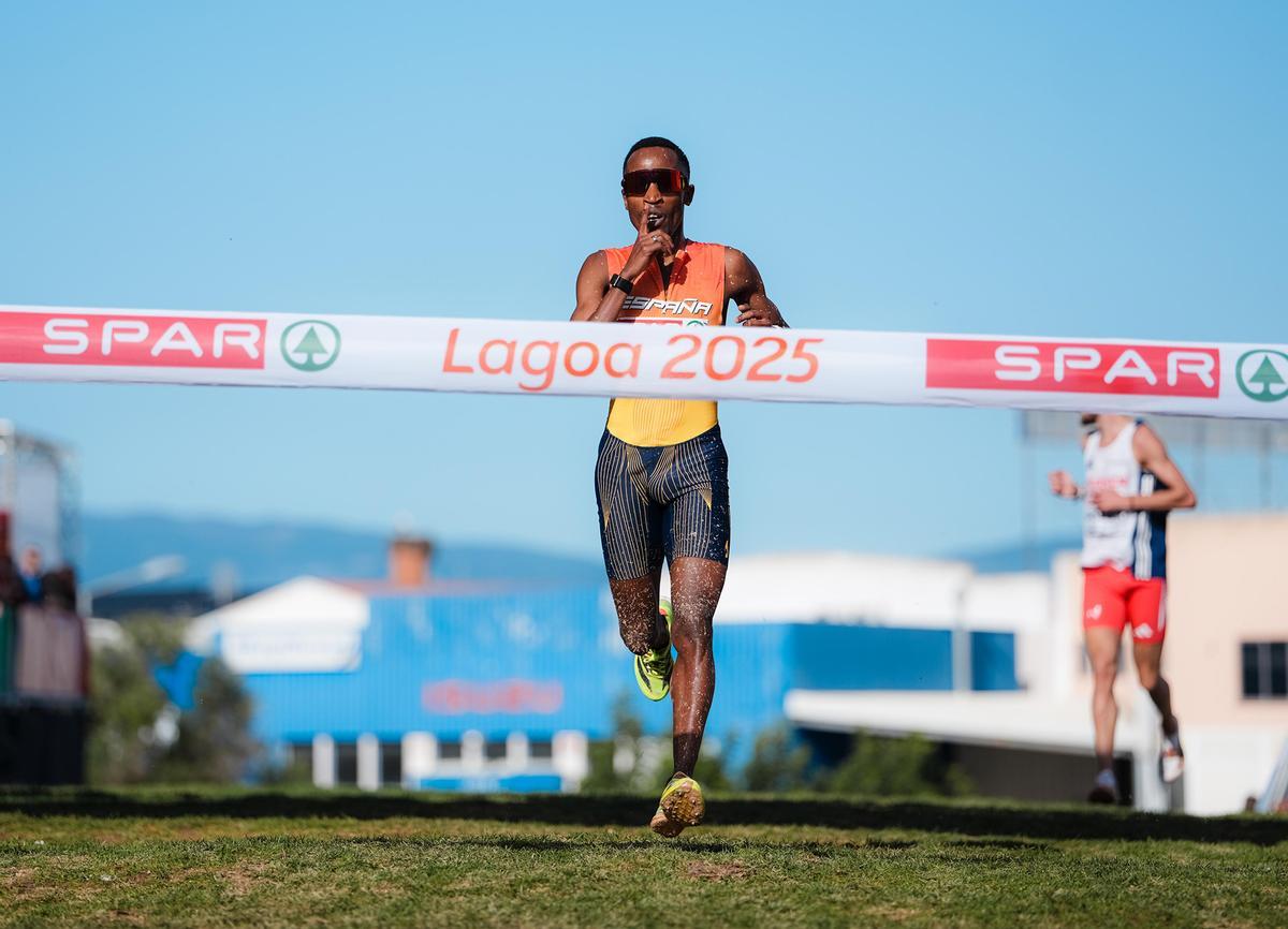 Thierry Ndikumwenayo, al llegar promero a meta.