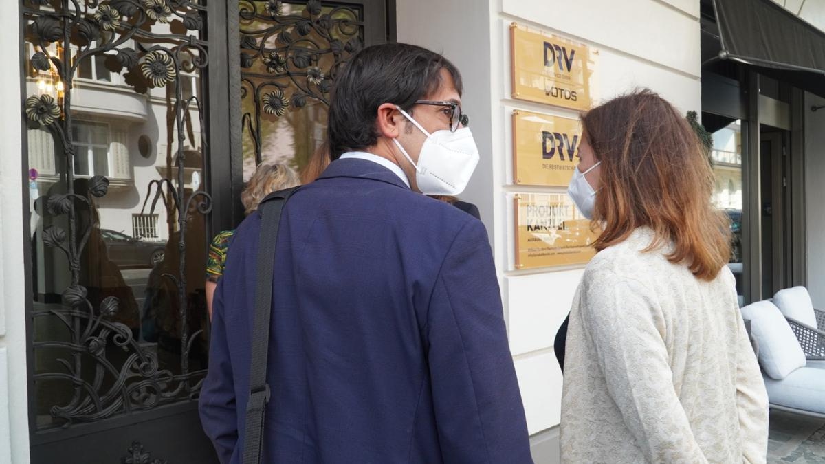 El conseller Negueruela y la presidenta Armengol en la entrada a las oficinas de la patronal alemana DRV, en Berlín.