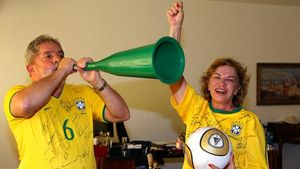 El president del Brasil, Luiz Inácio Lula da Silva, i la seva dona, Marisa Letícia, animen la selecció des de Brasília durant el partit de vuitens contra Xile.