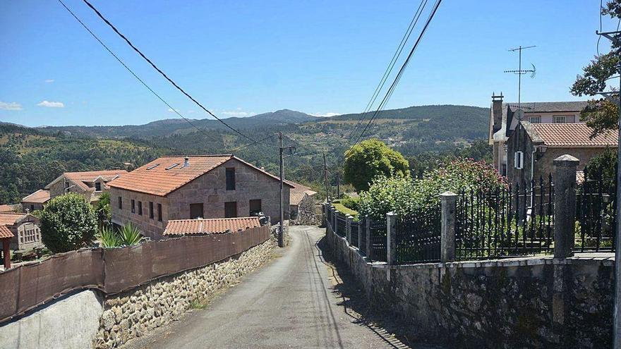 Una vista del entorno de la iglesia de Bora,por donde comenzarán las obras.