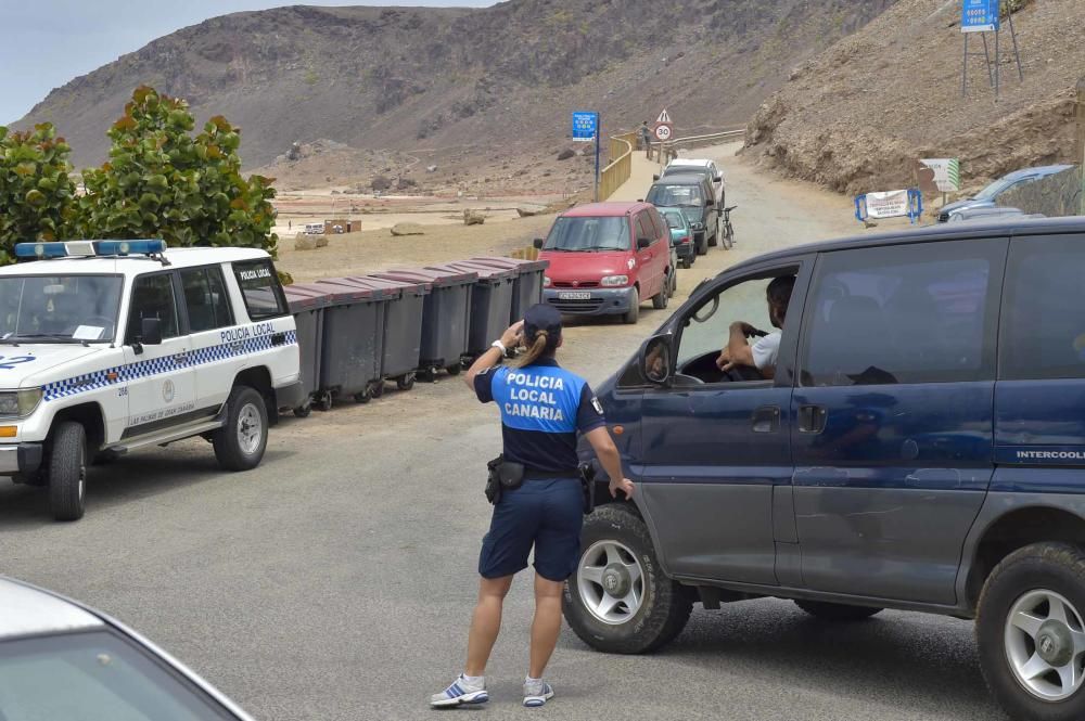 Cerrada la playa de El Confital por un vertido fecal