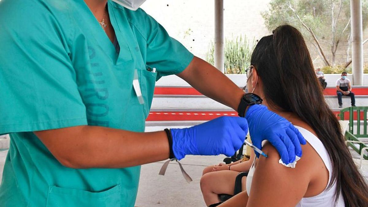 Les Canàries es plantegen obligar els empleats públics a posar-se la vacuna