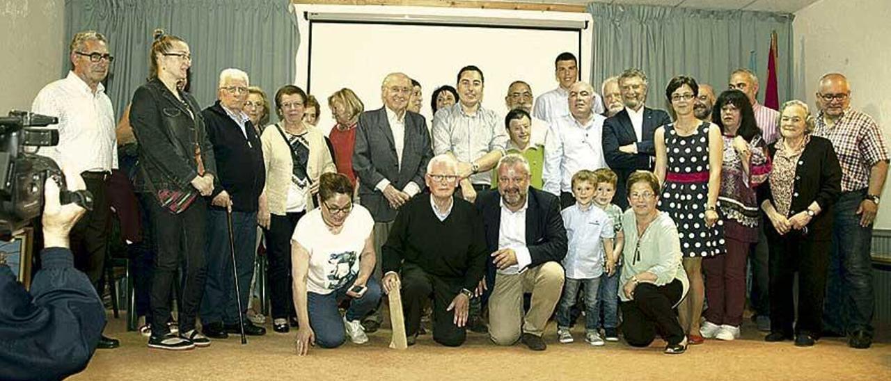 El pregonero, con los alcaldes de Llanera y Navia, y vecinos y familiares.