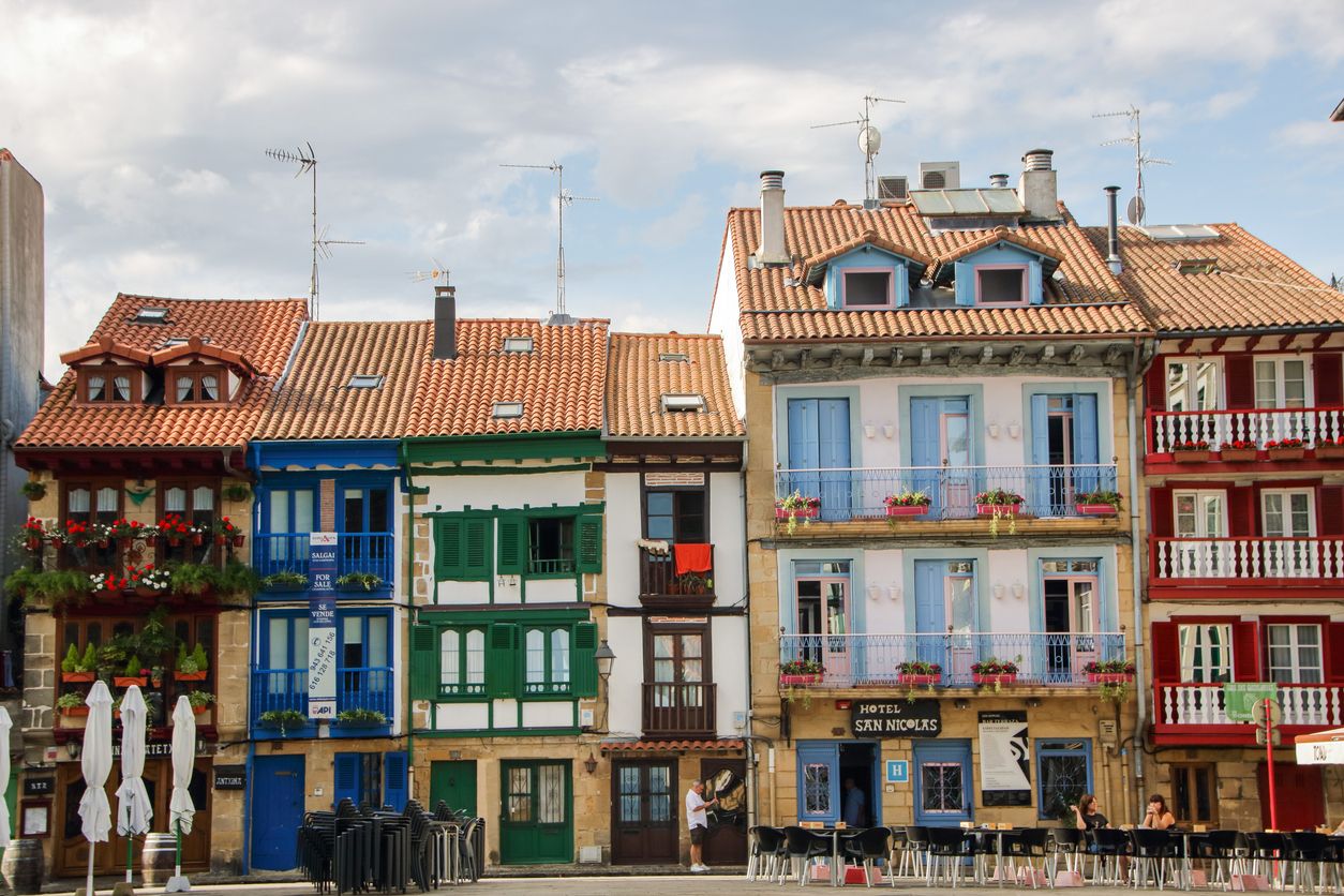 Una de las pintorescas plazas de Hondarribia