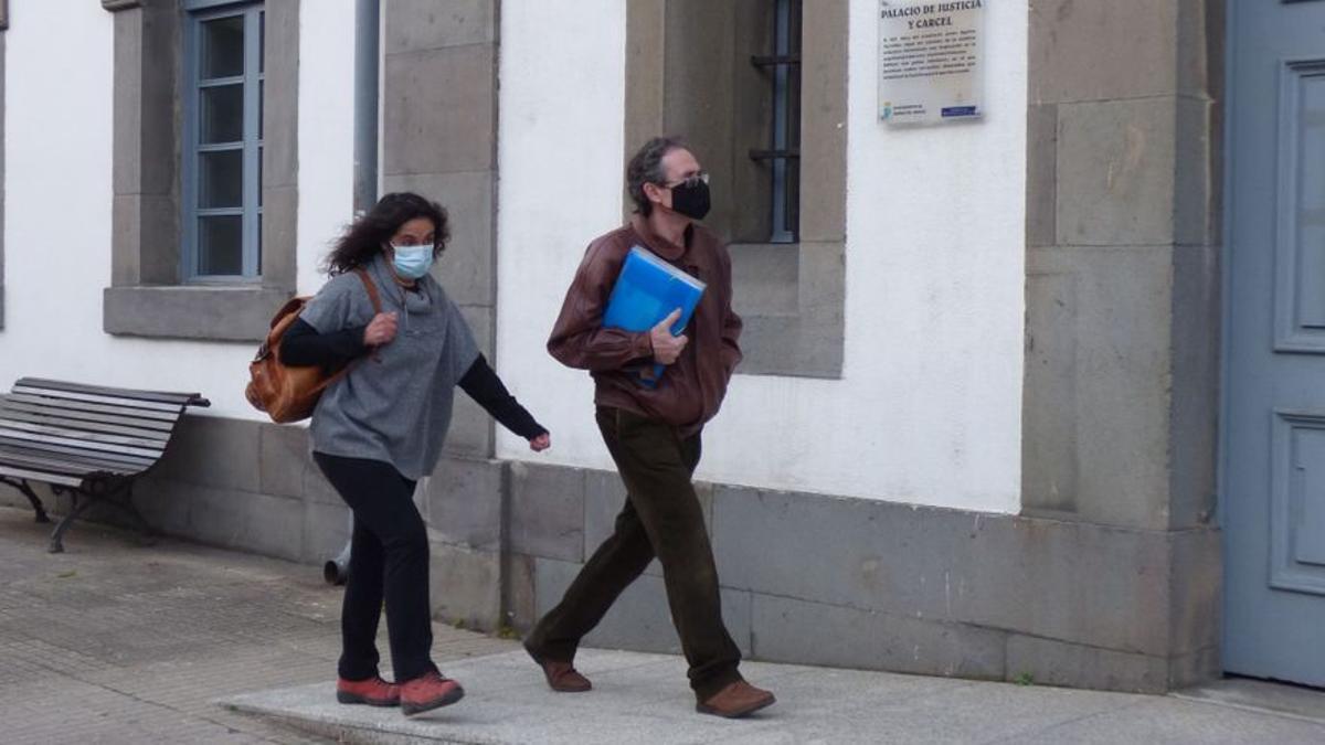 Los padres imputados de Cangas del Narcea, a su llegada al juzgado el día que declararon