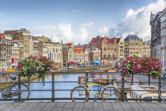 Amsterdam, bicicleta y canal, Paises bajos - destino signo zodiaco Acuario