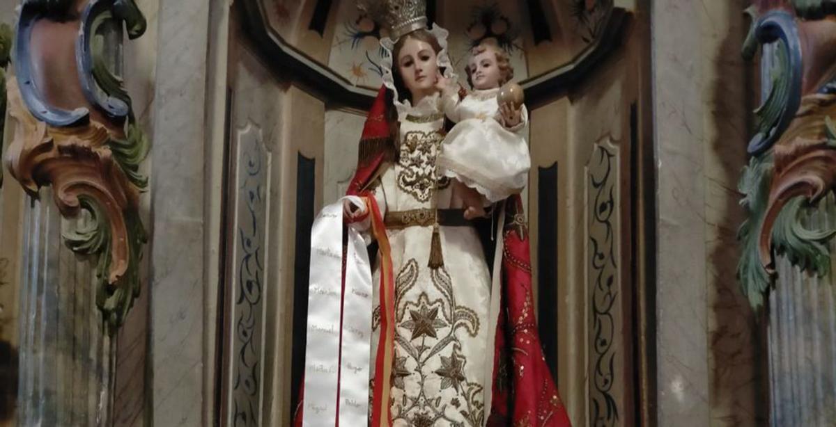 Los quintos de San Cristóbal colocan a la Virgen de la Trinidad la cinta con sus nombres