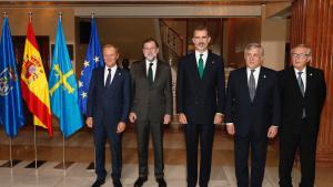 El Rey posa junto a Rajoy, Tusk, Tajani y Juncker