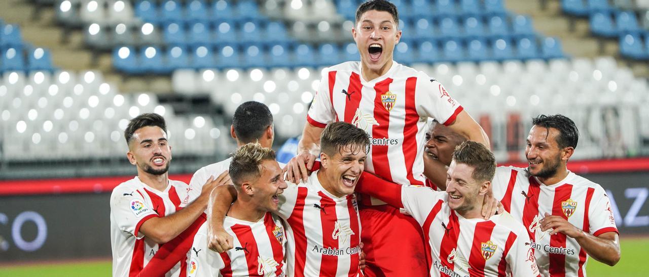 Los jugadores del Almería celebran un gol durante un partido.