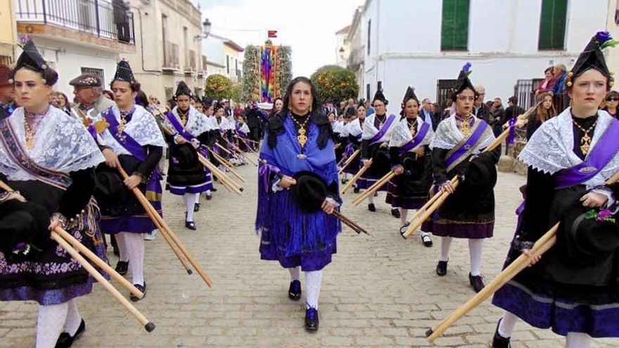 Los vistosos trajes de los participantes adquieren un gran protagonismo en el desfile del Carnaval de Ánimas