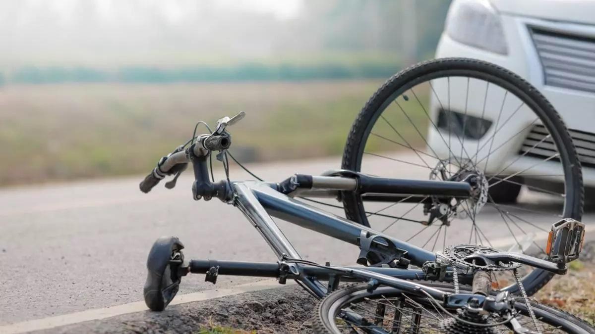 Imagen de archivo de una bicicleta en la carretera, junto a un vehículo.