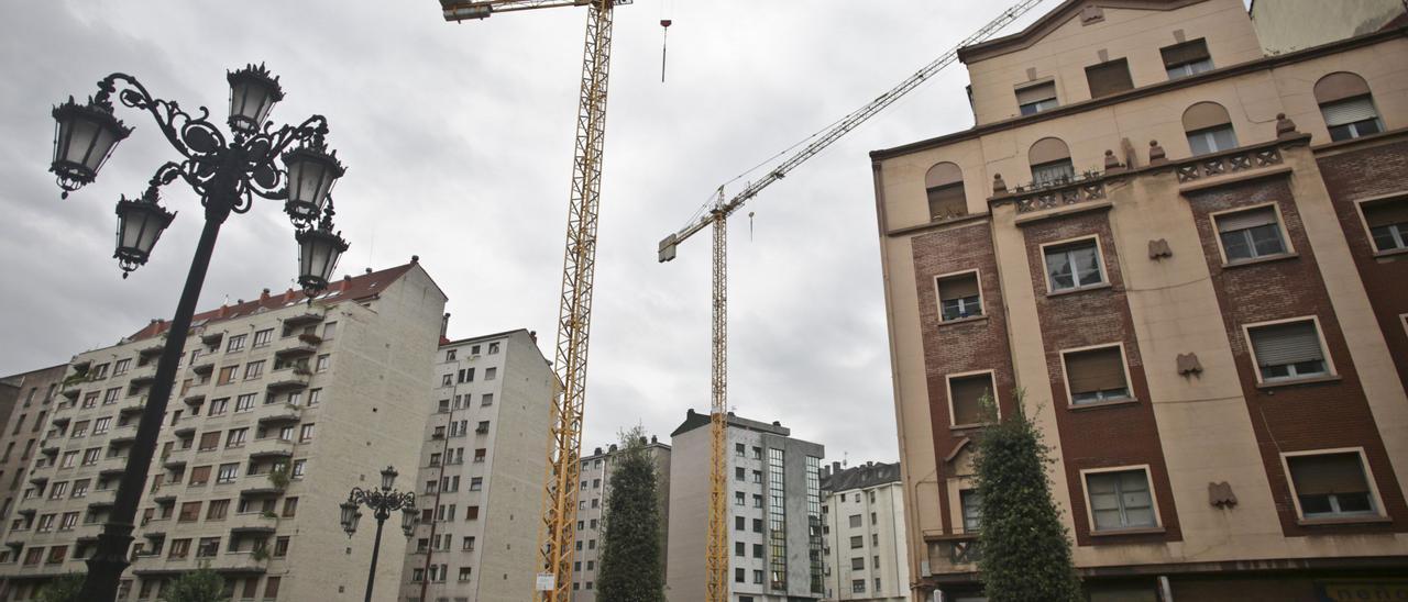 Edificio en obras en el centro de Oviedo.