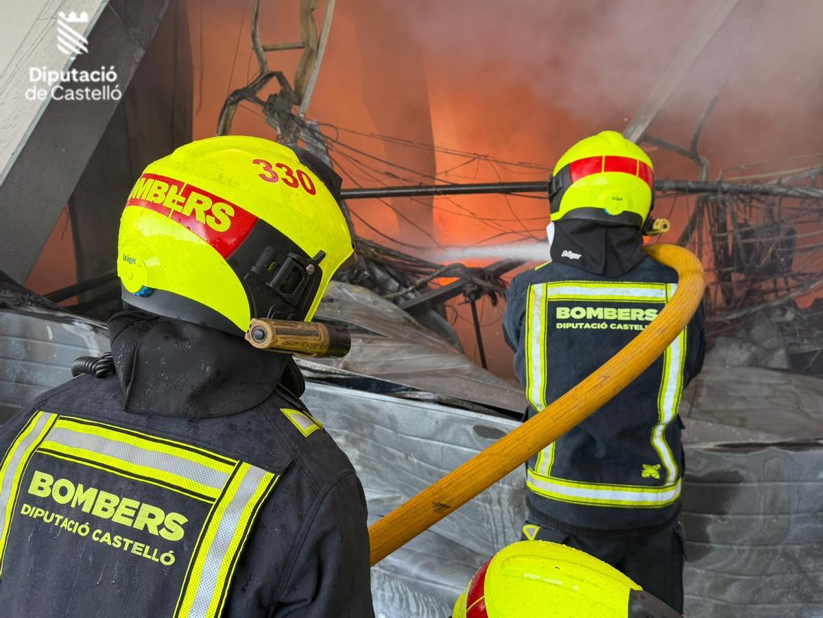 Las llamas arrasan una nave en Vall d'Alba