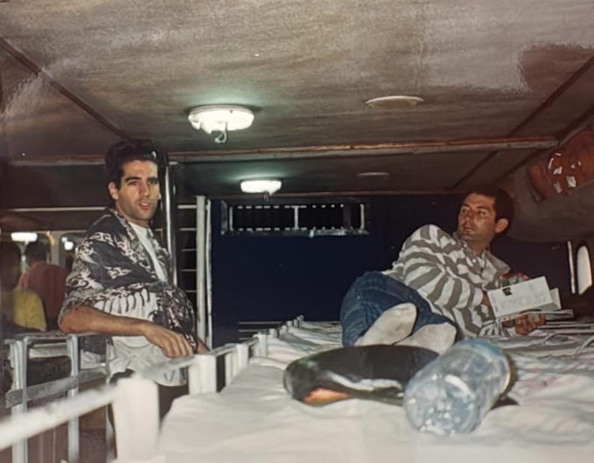 Valentín Dieste y un compañero de viaje atravesando en barco el corazón de Indonesia.