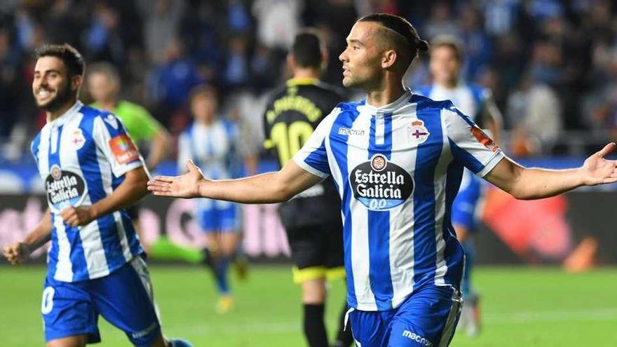 Quique González celebra uno de sus dos goles al Granada en Riazor.